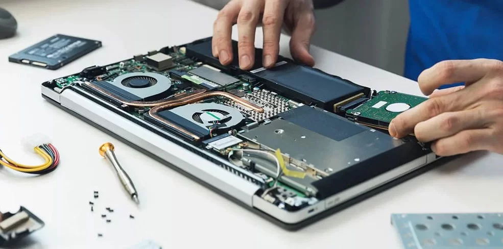 Tecnico Easy-tec che ripara un computer