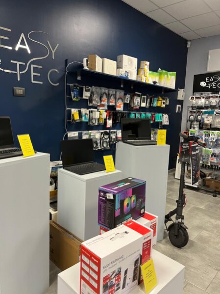 Veduta di una via commerciale in una cittadina di provincia con il negozio di informatica