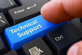 Tecnico informatico che affianca un’azienda durante una riunione