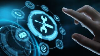 Consulente Easy-tec che mostra un notebook a un cliente