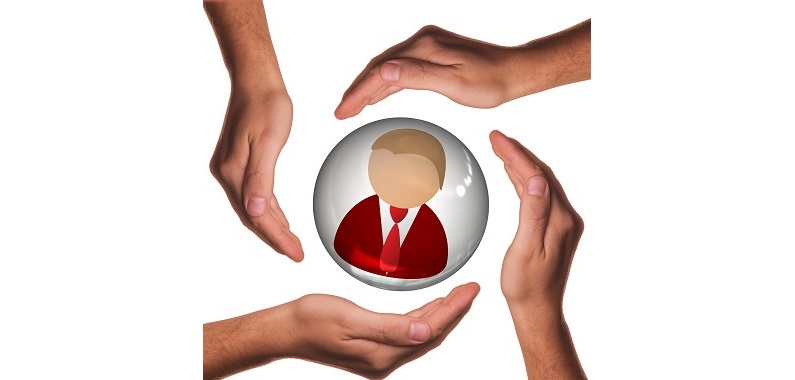 Tecnico informatico Easy-tec che ascolta un cliente in negozio