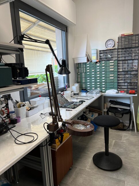 Tecnico Easy-tec che lavora all’interno del laboratorio informatico