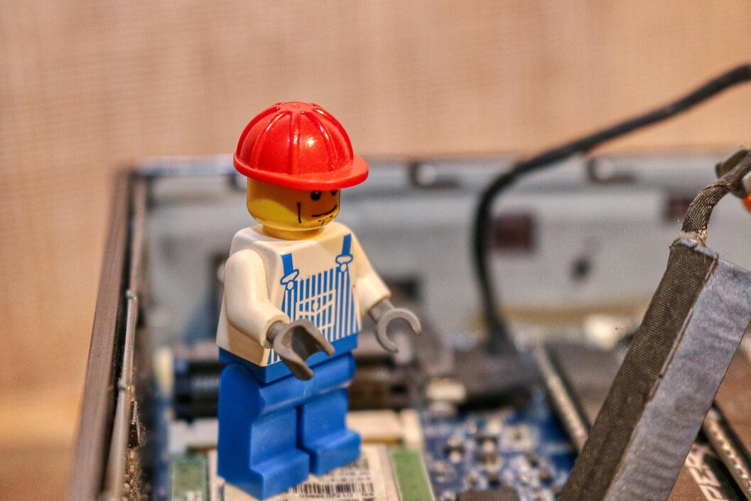 Tecnico che apre il case di un PC desktop