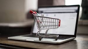 Persona che acquista prodotti informatici online